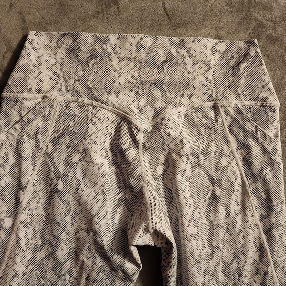 Set of Curves and Combatboots Snake print leggings and bra. - Picture 9 of 9